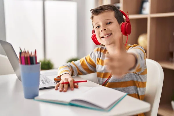 Genç Beyaz Çocuk Evde Ödevini Yapıyor Mutlu Pozitif Gülümsüyor Başparmağı — Stok fotoğraf