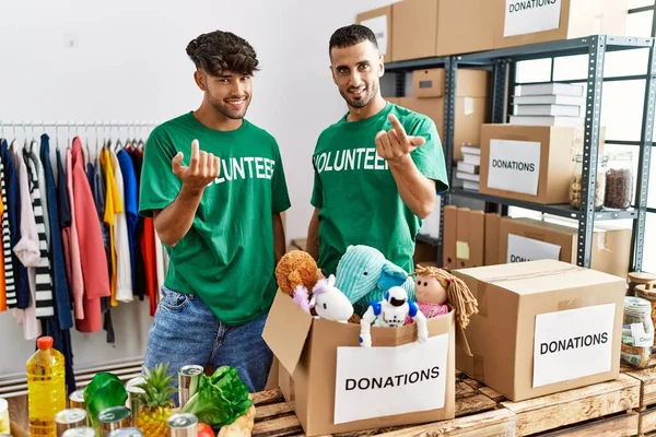 Joven Pareja Gay Vistiendo Camiseta Voluntaria Stand Donaciones Haciendo Señas —  Fotos de Stock