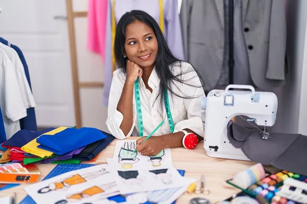 Jonge Mooie Vrouw Kleermaker Glimlachen Zelfverzekerde Tekening Kleding Ontwerp Bij — Stockfoto