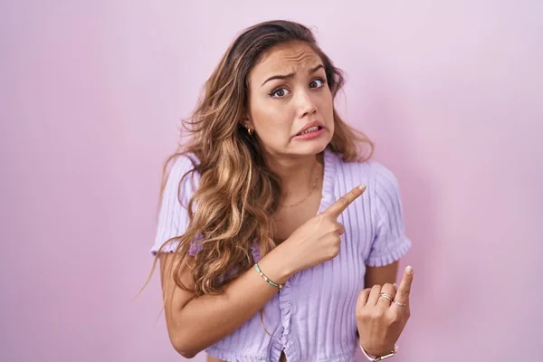 Jeune Femme Hispanique Debout Sur Fond Rose Pointant Côté Inquiet — Photo