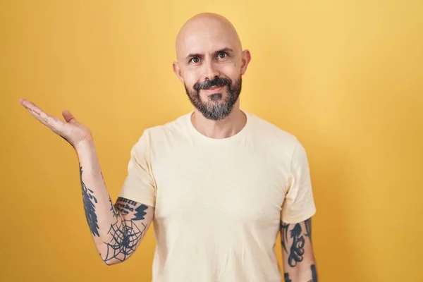 Homem Hispânico Com Tatuagens Sobre Fundo Amarelo Sorrindo Alegre Apresentando — Fotografia de Stock