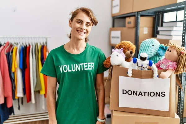 Bağış Standında Gönüllü Tişört Giyen Güzel Beyaz Kadın Yüzünde Mutlu — Stok fotoğraf
