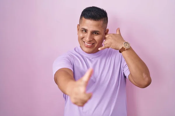 Joven Hombre Hispano Pie Sobre Fondo Rosa Sonriendo Haciendo Hablar — Foto de Stock