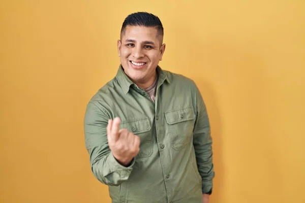 Hispanic Young Man Standing Yellow Background Beckoning Come Here Gesture — ストック写真