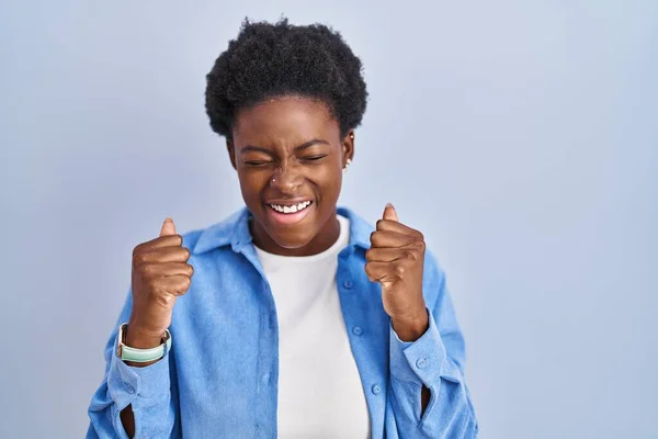 Afrikansk Amerikansk Kvinna Står Över Blå Bakgrund Glada För Framgång — Stockfoto