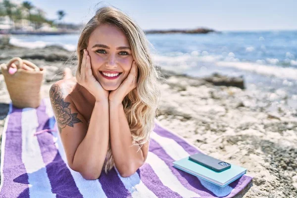 Jong Blond Meisje Dragen Bikini Liggend Handdoek Het Strand — Stockfoto