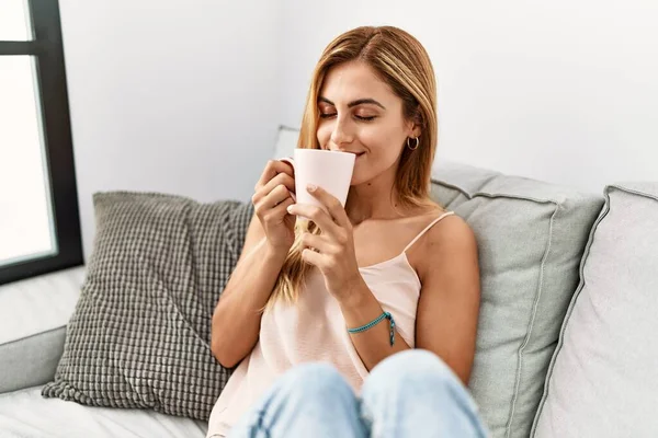 Beyaz Kız Gülümsüyor Mutlu Bir Şekilde Evde Kahve Içiyor — Stok fotoğraf