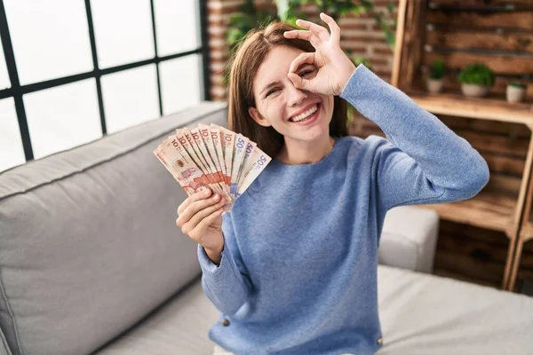 Jong Brunette Vrouw Holding Colombian Pesos Glimlachen Gelukkig Doen Teken — Stockfoto