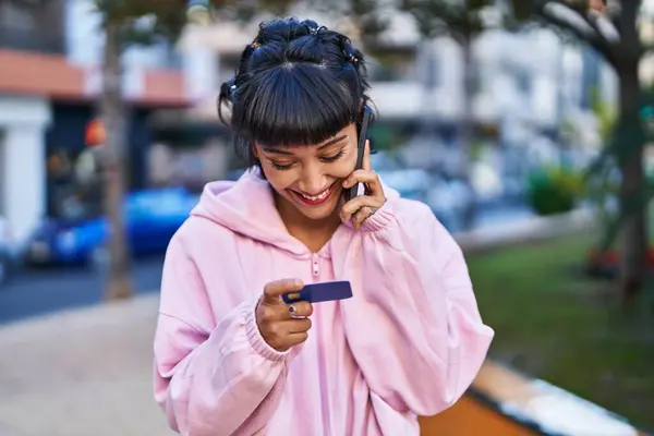 Νεαρή Γυναίκα Μιλάει Στο Smartphone Και Χρησιμοποιεί Πιστωτική Κάρτα Στο — Φωτογραφία Αρχείου