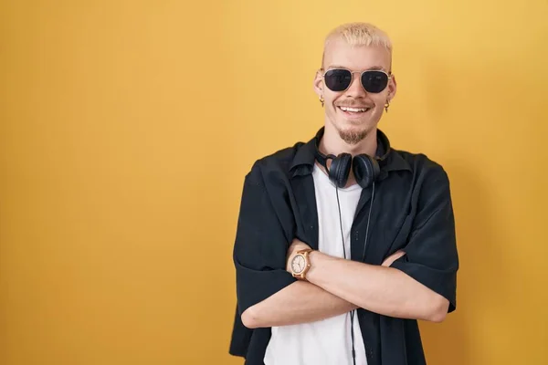 Jonge Blanke Man Met Een Zonnebril Een Gele Achtergrond Vrolijk — Stockfoto