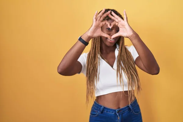 Afro Amerikaanse Vrouw Met Gevlochten Haar Staan Gele Achtergrond Doen — Stockfoto