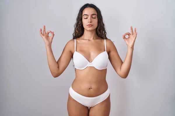 Ung Latinamerikansk Kvinna Klädd Vita Underkläder Avslappnad Och Leende Med — Stockfoto
