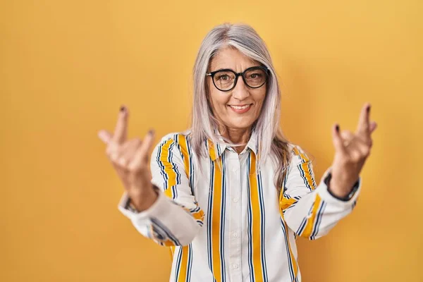 Donna Mezza Età Con Capelli Grigi Piedi Sfondo Giallo Che — Foto Stock