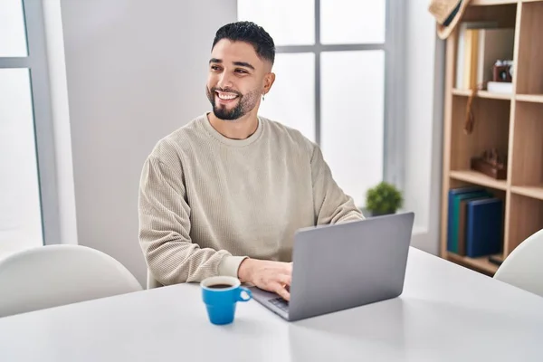 Jovem Árabe Homem Usando Laptop Beber Café Sentado Mesa Casa — Fotografia de Stock