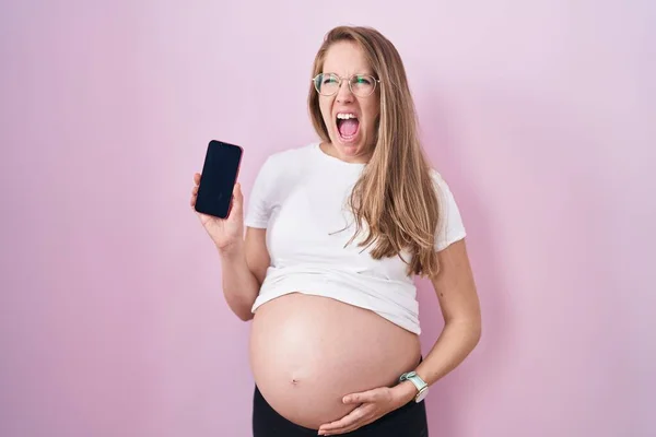 Jonge Zwangere Vrouw Toont Buik Houden Smartphone Boos Gek Schreeuwen — Stockfoto