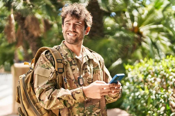 Giovane Soldato Dell Esercito Utilizzando Smartphone Parco — Foto Stock