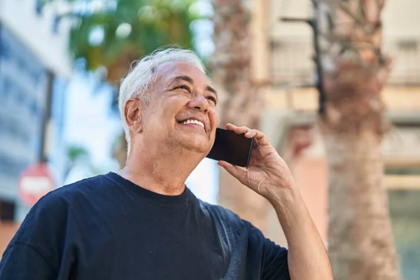 Hombre Pelo Gris Mediana Edad Sonriendo Confiado Hablando Teléfono Inteligente —  Fotos de Stock