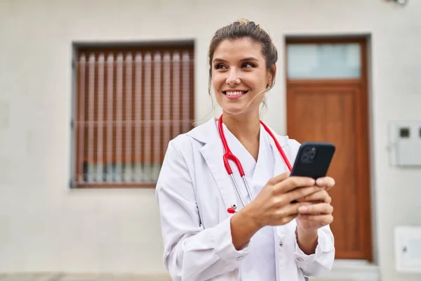 Junge Blonde Frau Arztuniform Nutzt Smartphone Auf Der Straße — Stockfoto