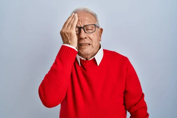 Uomo Anziano Con Capelli Grigi Piedi Sfondo Isolato Sbadigliando Stanco — Foto Stock