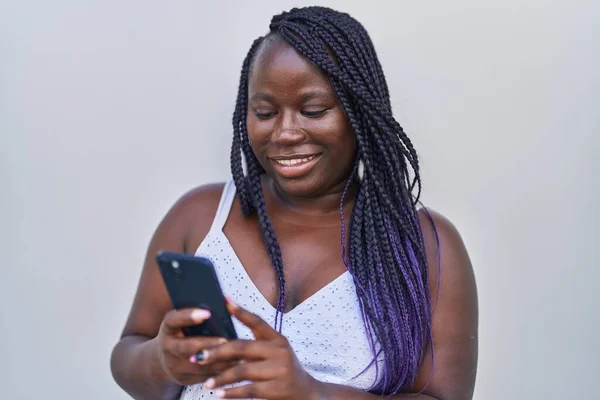 非洲裔美国妇女笑着自信地使用智能手机 而不是孤立的白色背景 — 图库照片