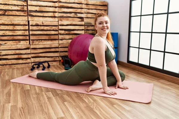 Young Redhead Woman Smiling Confident Stretching Sport Center — ストック写真