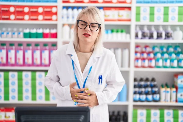 Mulher Branca Jovem Que Trabalha Farmácia Farmácia Farmácia Com Mão — Fotografia de Stock