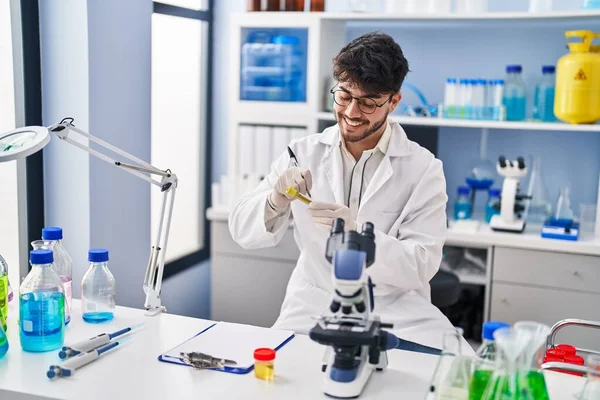 Genç Spanyol Bilim Adamı Gülümseyerek Laboratuardaki Test Tüpünde Kendinden Emin — Stok fotoğraf