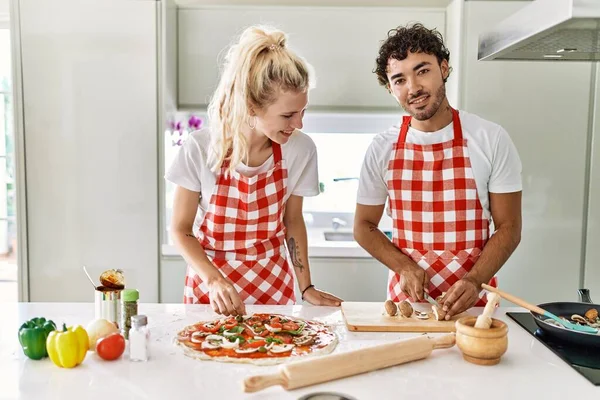 Unga Par Ler Glad Matlagning Italiensk Pizza Köket — Stockfoto