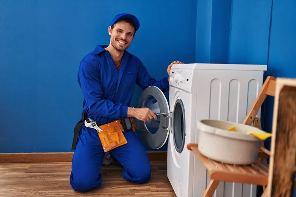 Jonge Spaanse Man Technicus Repareert Wasmachine Wasruimte — Stockfoto
