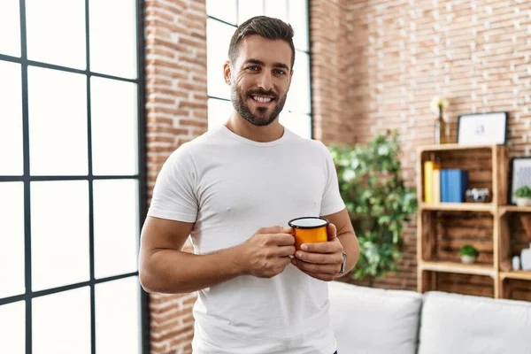 Mladý Hispánec Muž Usmívá Sebevědomě Pít Šálek Kávy Doma — Stock fotografie