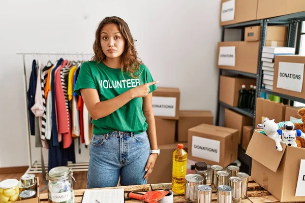 Bağışta Gönüllü Tişört Giyen Güzel Spanyol Kadın Endişeli Endişeli Endişeli — Stok fotoğraf