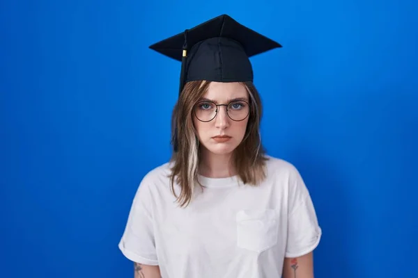 Mujer Rubia Caucásica Con Gorra Graduación Escéptica Nerviosa Frunciendo Ceño —  Fotos de Stock