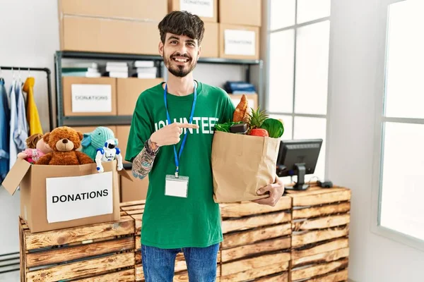 Spaanse Man Met Baard Draagt Vrijwillig Shirt Donatiepunt Glimlachend Vrolijk — Stockfoto