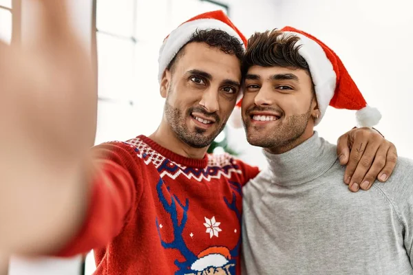 Spanyol Erkek Evde Noel Ağacının Yanında Kameranın Önünde Selfie Çekiyor — Stok fotoğraf