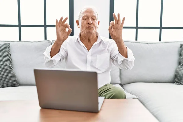 Homem Sênior Usando Laptop Casa Sentado Sofá Relaxar Sorrir Com — Fotografia de Stock