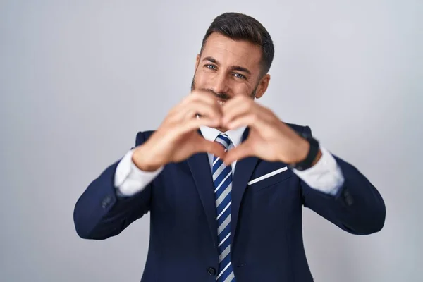 Schöner Hispanischer Mann Anzug Und Krawatte Der Verliebt Lächelnd Herzsymbolform — Stockfoto