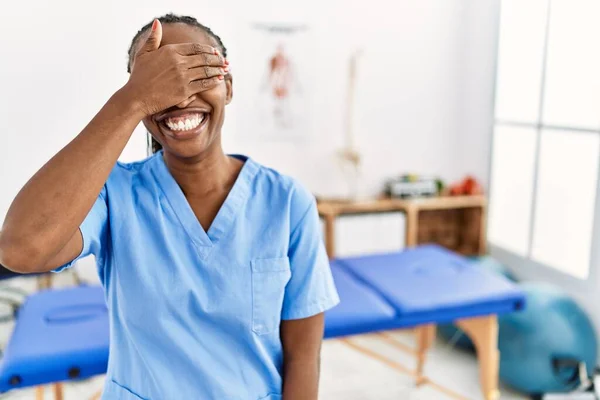 Schwarze Frau Mit Zöpfen Die Der Schmerzklinik Arbeitet Lächelt Und — Stockfoto