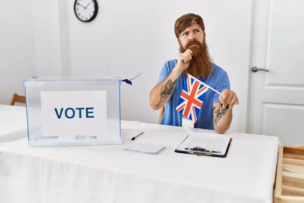 Blanke Man Met Lange Baard Bij Politieke Campagneverkiezingen Met Britse — Stockfoto