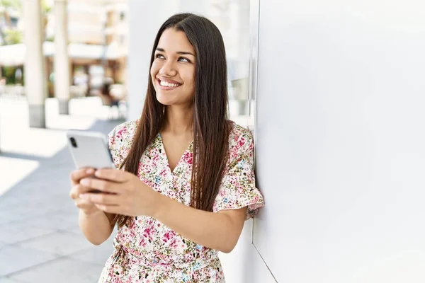 Jovem Latina Sorrindo Confiante Usando Smartphone Rua — Fotografia de Stock