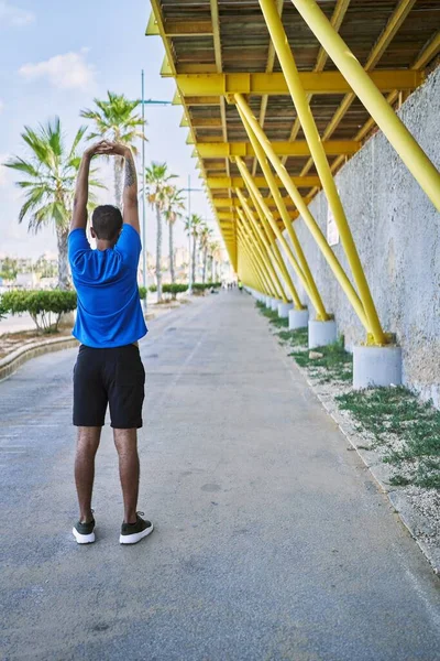 Joven Hispano Estirando Los Músculos Los Brazos Aire Libre — Foto de Stock