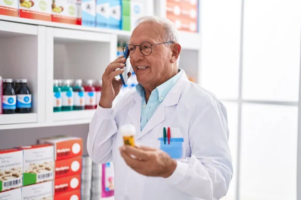 Farmacéutico Senior Cabello Gris Hablando Tabletas Retención Teléfonos Inteligentes Farmacia — Foto de Stock