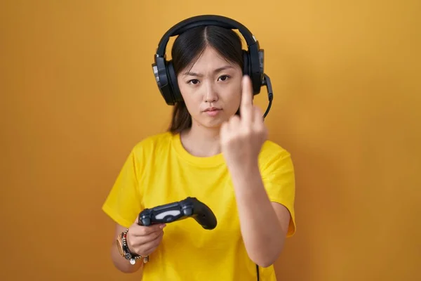 Chinese Young Woman Playing Video Game Holding Controller Showing Middle — Stockfoto