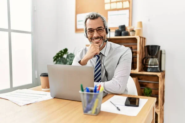 Középkorú Ősz Hajú Férfi Call Center Ügynök Mosolygós Magabiztos Irodában — Stock Fotó