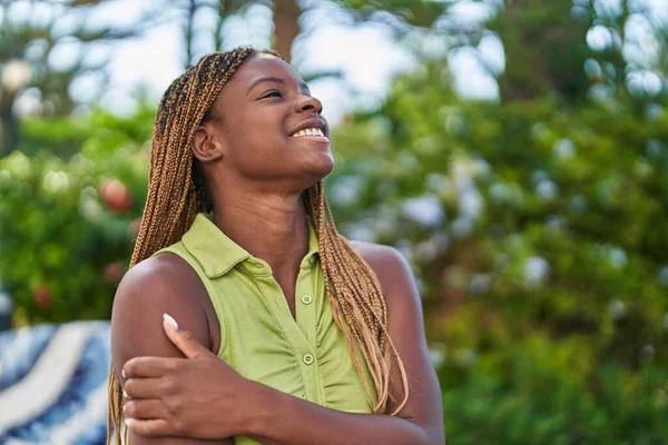 Afro Amerikaanse Vrouw Glimlachen Zelfverzekerd Kijken Naar Zijkant Park — Stockfoto