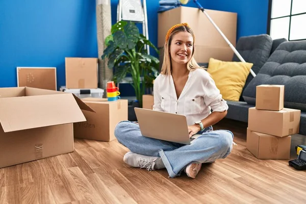 Young Hispanic Woman Using Laptop Sitting Floor New Home — Stock Photo, Image