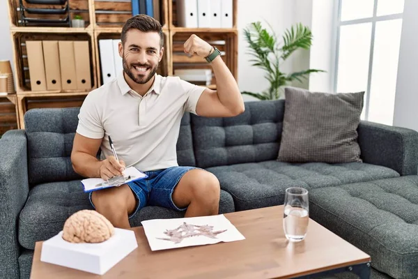 Schöner Hispanischer Mann Arbeitet Mit Rorschach Test Der Psychologischen Klinik — Stockfoto