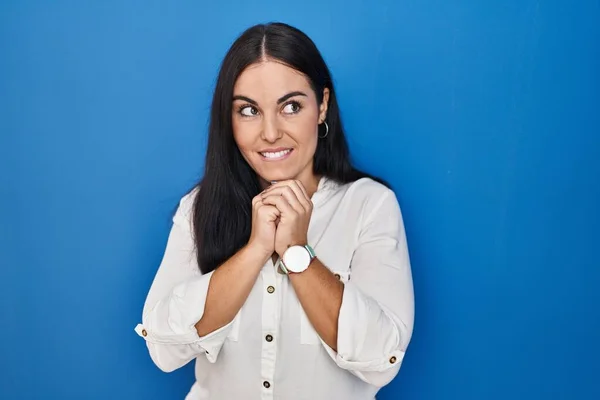 Mujer Hispana Joven Pie Sobre Fondo Azul Riendo Nerviosa Emocionada — Foto de Stock