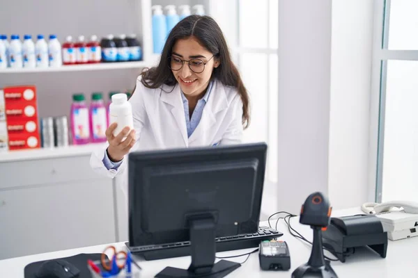 Joven Farmacéutica Hispana Teniendo Videollamada Prescribir Pastillas Farmacia — Foto de Stock