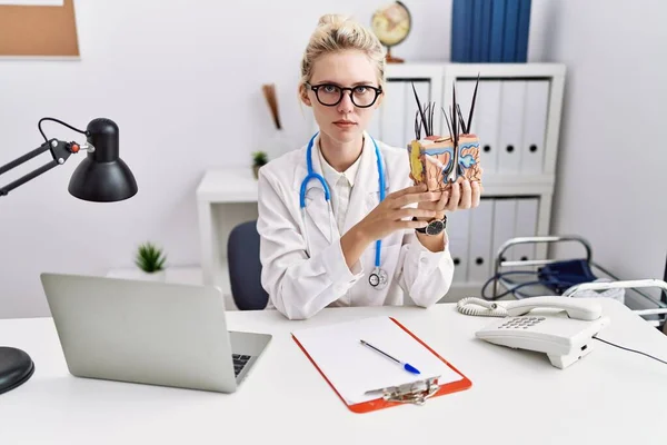 Mujer Doctora Joven Sosteniendo Modelo Piel Cabello Anatómico Humano Actitud — Foto de Stock