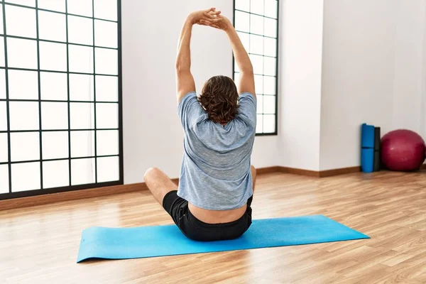 Orta Yaşlı Beyaz Bir Adam Spor Merkezinde Yoga Eğitimi Alıyor — Stok fotoğraf